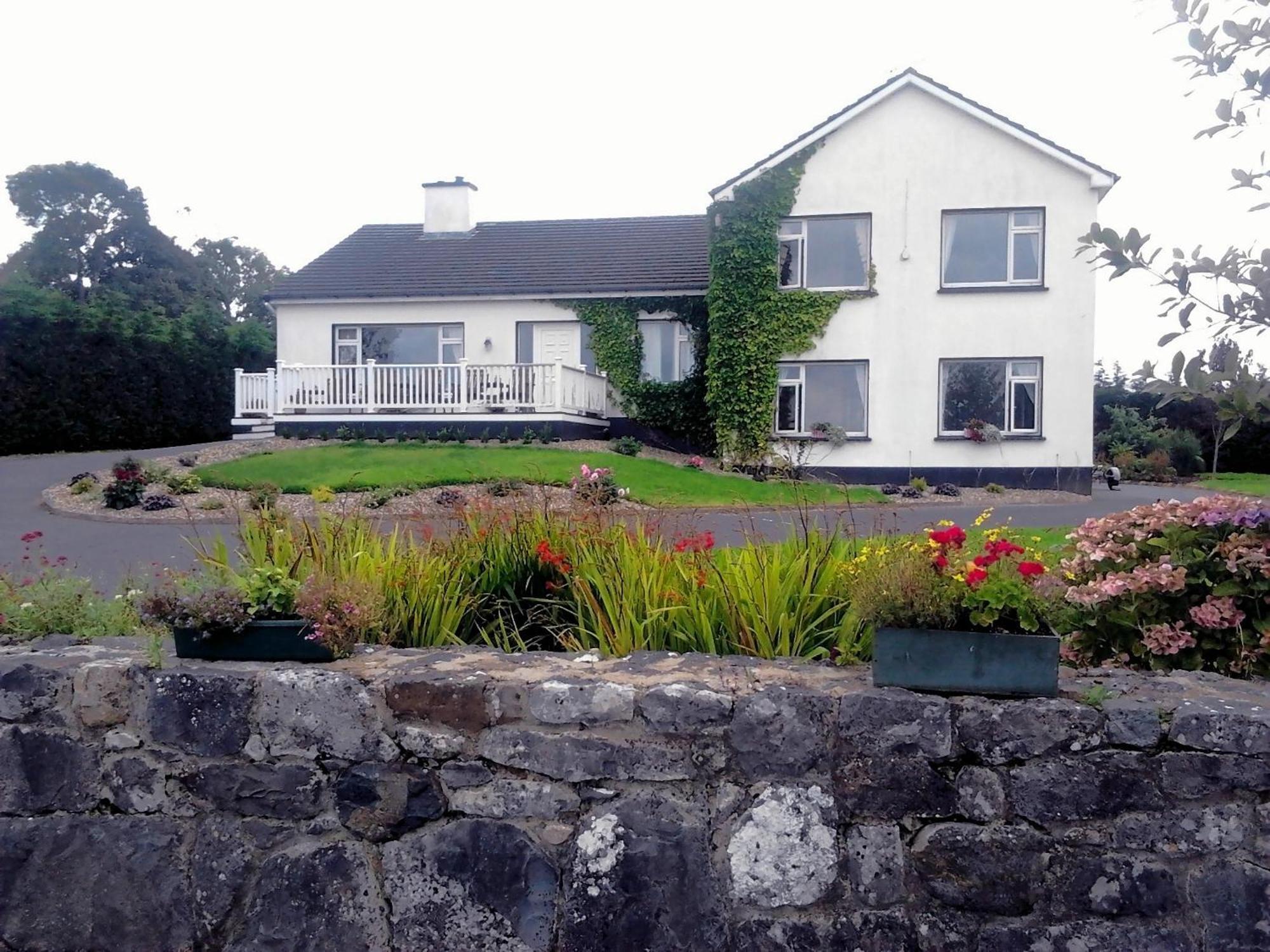 The Waterfront House Country Home Oughterard Exteriör bild
